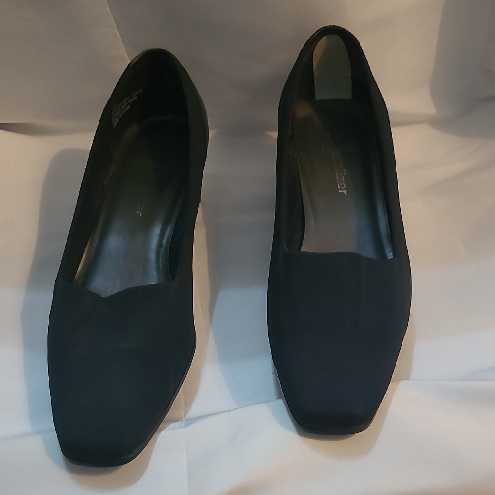 🎳  Pumps 6.5 WW Black Square Toe Leather/Fabric Upper